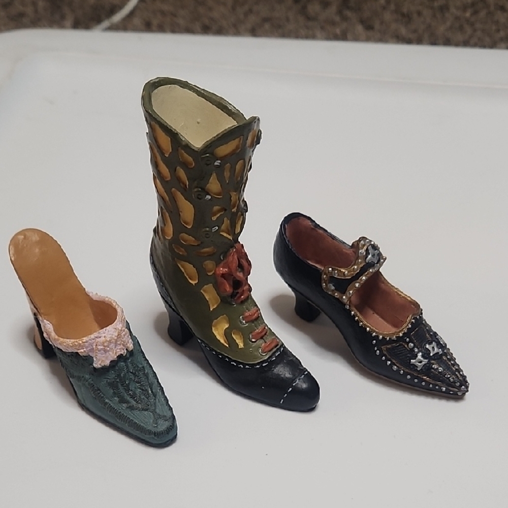 (Miniatures) Elegant Ceramic Shoe Figurine Set - Green, Black, Brown - Picture 3 of 6
